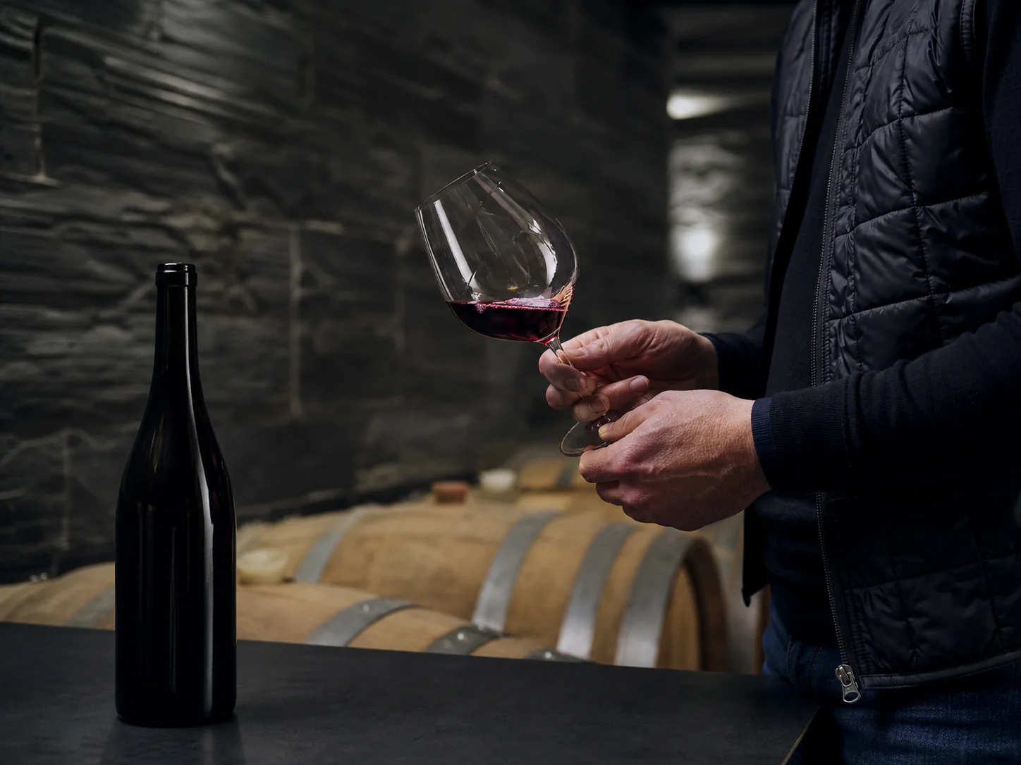 Cata de vino en una bodega de pizarra